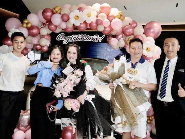 'Vú em' lương trăm triệu của Đoàn Di Băng ngày cưới nhận quà cả tỷ, 'mặt hoa da phấn' đẹp chẳng kém bà chủ
