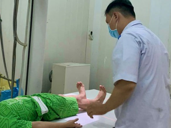 Xác minh vụ học sinh lớp 1 bị người dạy trẻ dùng gậy gỗ đánh ở lớp học thêm