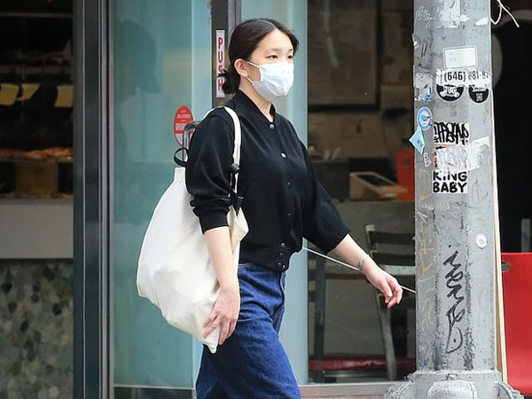 Cựu Công chúa Nhật hiếm hoi lộ diện trên phố, gây chú ý bởi vẻ ngoài sau gần 2 năm rời hoàng gia