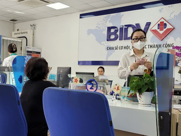 Lãi suất cho vay ồ ạt giảm, người vay vẫn kêu khó