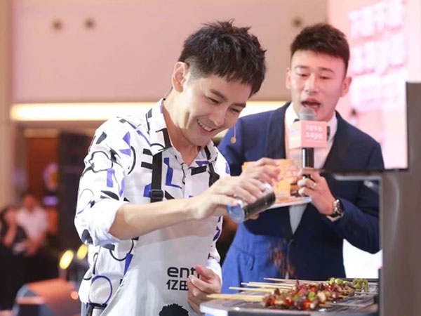 Xôn xao ảnh rõ nét gương mặt khác hoàn toàn của Lâm Chí Dĩnh sau ca phẫu thuật hậu tai nạn xe thảm khốc