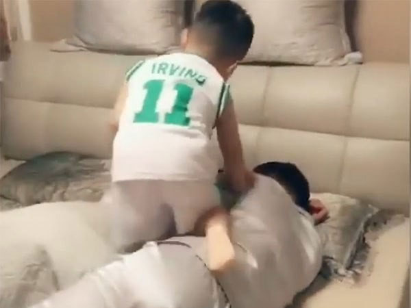 Thấy con ngủ say, bố ôm con xuống nằm đất để giành ôm mẹ, hành động của đứa trẻ khiến ai cũng bật cười