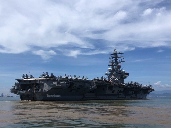 Tàu sân bay USS Ronald Reagan rời Đà Nẵng