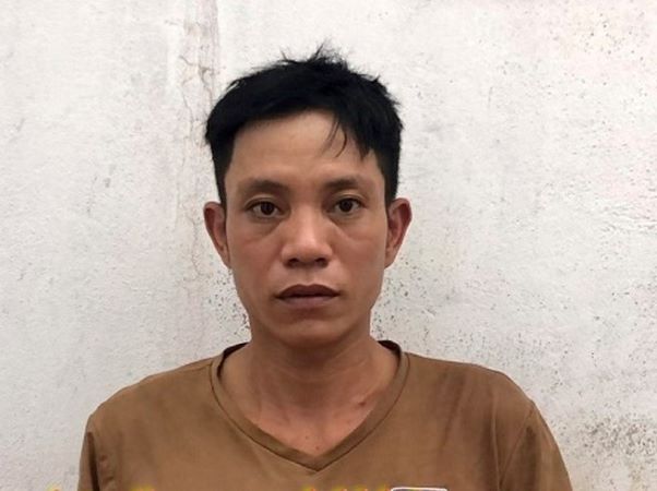 Chồng mang súng và xăng tới phóng hỏa đốt quán trà sữa, vợ bị bỏng mặt
