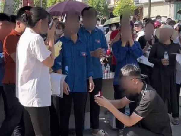 Nữ sinh được bạn trai cầu hôn sau khi kết thúc Kỳ thi tốt nghiệp THPT, dân mạng dấy lên tranh cãi