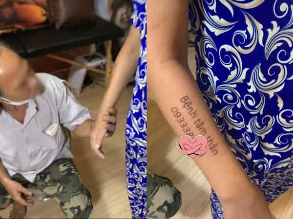 Cha đưa con gái bị trầm cảm sau sinh đến tiệm để xăm dòng chữ khiến ai cũng nghẹn ngào