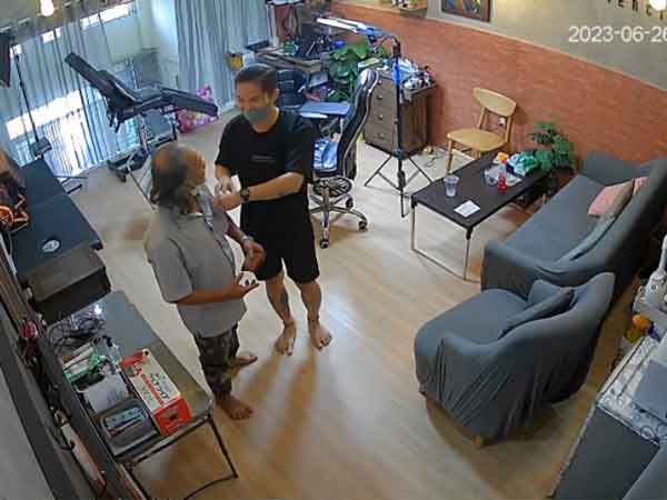 Người cha nói gì khi tận tay dẫn con gái đi xăm dòng chữ khiến ai nấy nhói lòng