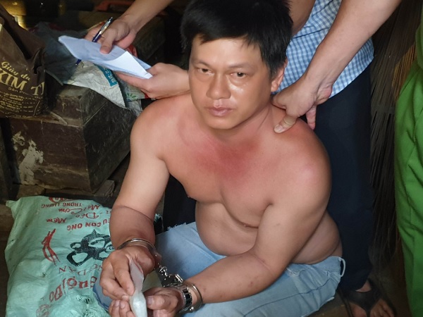 Bắt quả tang đối tượng bán 'hàng đá' tại nhà, tạm giữ trên 260 triệu đồng