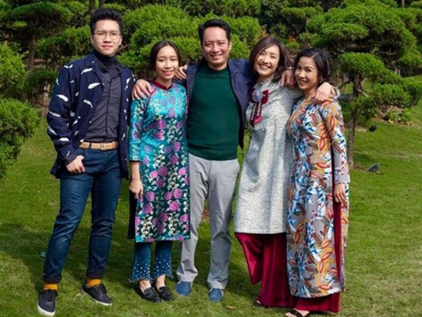 Diva Mỹ Linh 26 năm nuôi con riêng của chồng, thương như con đẻ, cô gái khi lớn nói một câu về mẹ quá ấn tượng