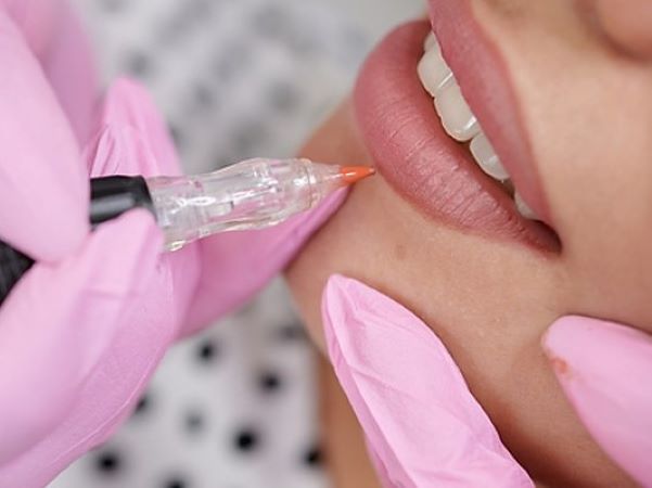 Nữ sinh 15 tuổi ‘nát’ môi vì theo chị đi xăm