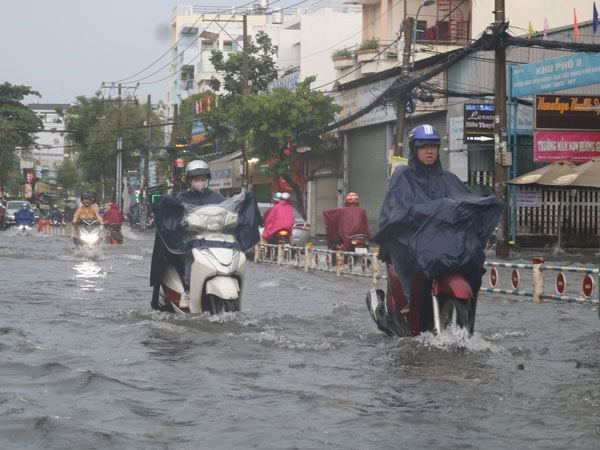 TP HCM: Mưa ngập khắp nơi, người và xe 'bơi' về nhà