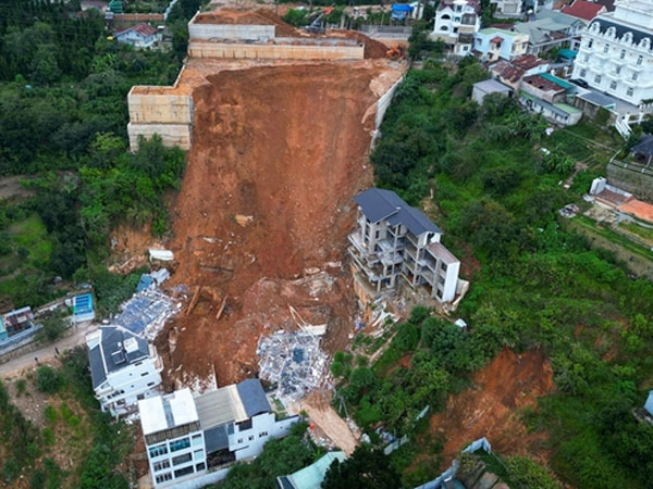 Toàn cảnh khu vực sạt lở kinh hoàng ở Đà Lạt khiến 2 người chết, một ngôi nhà đổ sập hoàn toàn