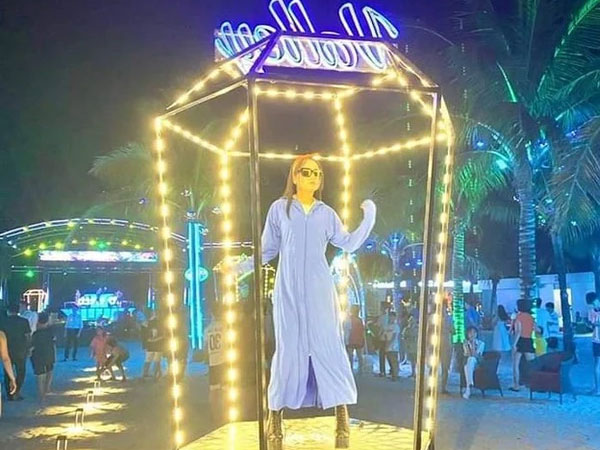 Bị chê bikini phản cảm, vũ công bar bãi biển ở Hạ Long mặc áo chống nắng nhảy múa