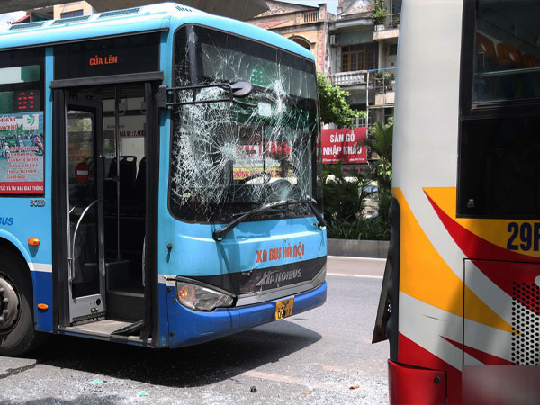 3 xe buýt đâm liên hoàn khi vào bến đón khách ở Hà Nội