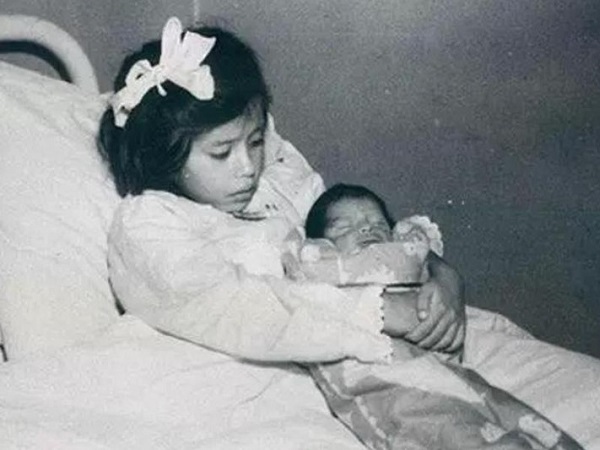Kỳ lạ người mẹ trẻ nhất thế giới, sinh con khi mới 5 tuổi