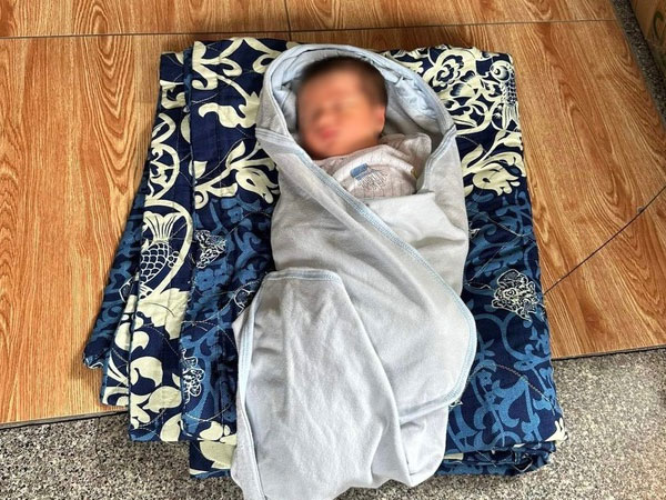 Bé trai khoảng 7 đến 15 ngày tuổi bị bỏ rơi trên đường ở TP Thủ Đức