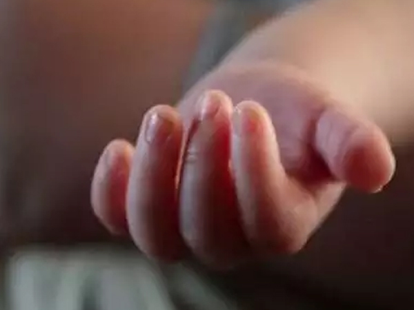 Con 5 ngày tuổi bị bố mẹ bóp cổ đến chết