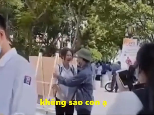 Nữ sinh gục vào vai bố khóc nấc vì không làm được bài và câu nói của cha khiến tất cả rơi nước mắt