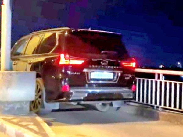 Đi sai làn đường trên cầu, tài xế Lexus LX 570 sẽ bị tước giấy phép lái xe
