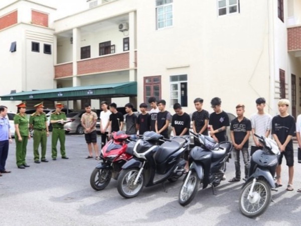 Hai thiếu niên dưới 16 tuổi tham gia nhóm 'kéo lê hung khí trên đường phố'