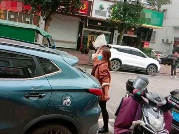 Chồng nói đi công tác nhưng xe lại đỗ ở nhà bạn thân của vợ, người vợ tức tối khi biết sự thật