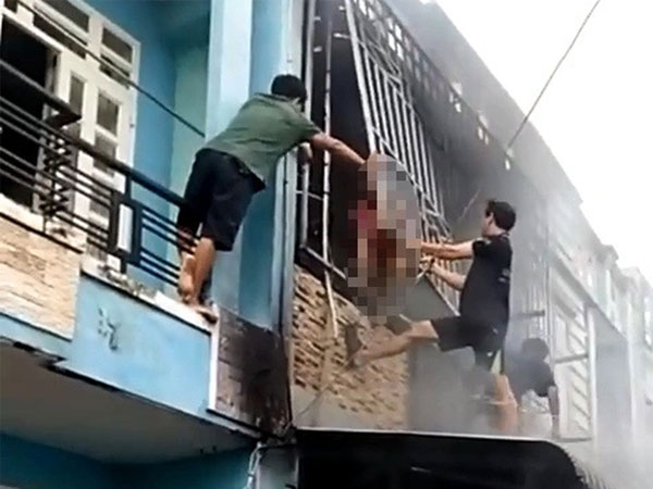 Người dân cắt lồng sắt, giải cứu cả gia đình thoát khỏi căn nhà cháy