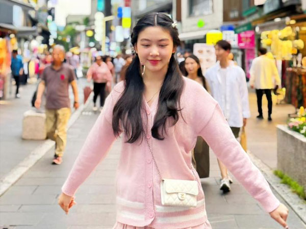 Con gái MC Quyền Linh khoe visual trong trẻo cùng đôi chân dài khiến dân tình xuýt xoa