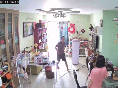 Định ra oai với vợ chợt nhớ ra nhà có camera, ông chồng phản ứng khiến ai cũng bật cười