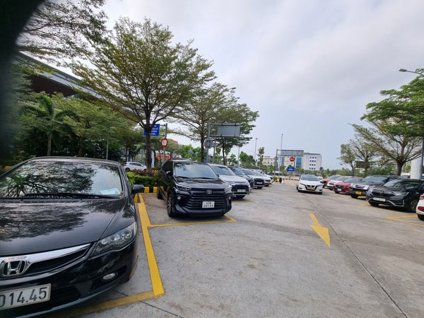 Nhân viên vệ sinh sân bay Đà Nẵng giấu iPhone của khách dưới gốc cây