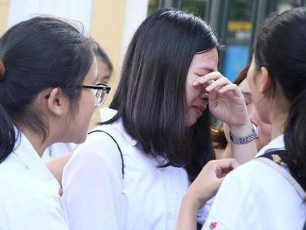 Điểm chuẩn công lập tăng vọt, phụ huynh 'vắt chân lên cổ' tìm trường tư cho con
