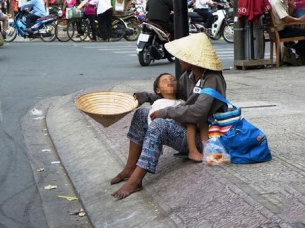 Cặp vợ chồng đưa người già, khuyết tật ra Hà Nội 'thúc ép' bán hàng rong, xin ăn