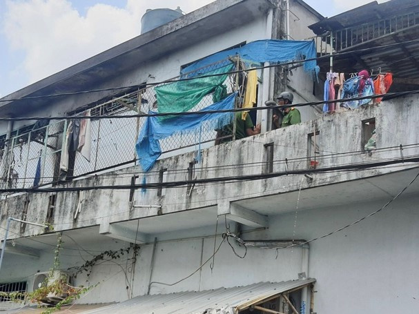 Người phụ nữ bán vé số tìm lại được vàng sau khi cháy phòng trọ