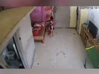 Nhờ cháu gái trông con nhỏ, cậu mợ bất ngờ khi kiểm tra camera