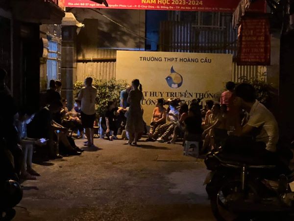 Phụ huynh vây kín cổng trường giữa đêm đề giành suất lớp 10 cho con