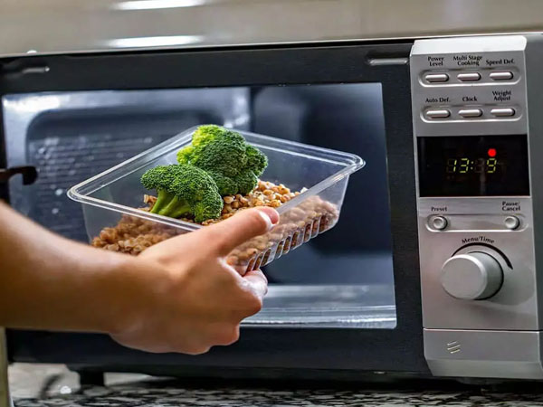 Thực hư tin đồn 'đứng gần lò vi sóng đang bật gây ung thư'?