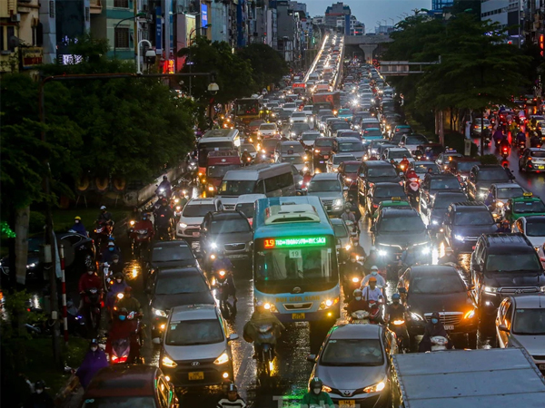 Người Hà Nội chật vật tìm lối thoát trong mưa dông giăng kín trời