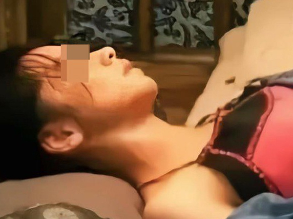Đang ăn trộm thì chủ nhà về, nữ đạo chích bị ép 'lên giường' và cái kết bẽ bàng cho cả 2