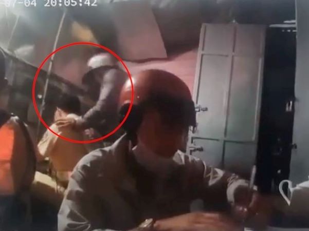 Vờ xin đi vệ sinh, người đàn ông bất ngờ rút dao đâm đại úy CSGT trọng thương