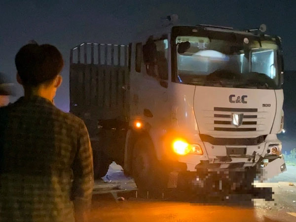 Xe máy lọt gầm ô tô tải lúc nửa đêm, 2 thanh niên tử vong