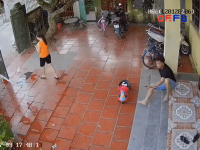 Vợ vừa đi qua, chồng liền chạy nhanh như tên bắn nhặt thứ này khiến CĐM cười ngất