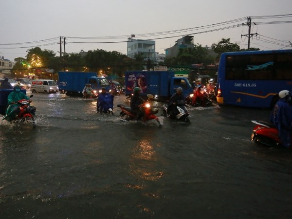 Vì sao nhiều nơi ở TP.HCM hễ mưa là ngập?