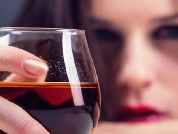 Sau đêm mặn nồng cùng tình cũ, vợ chết lặng vì giáp mặt chồng ngay quầy lễ tân khách sạn