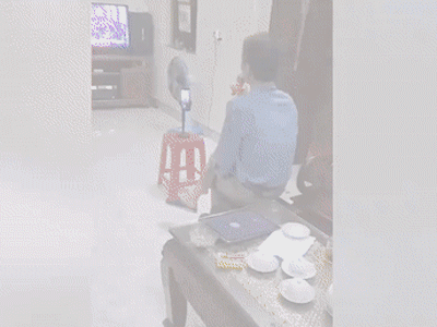 Thấy bố livestream hát karaoke, con trai cười như được mùa vì thấy số người xem
