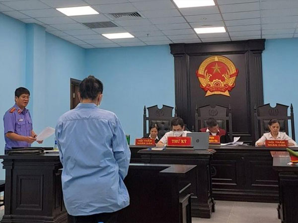 Giúp việc theo giờ, người phụ nữ làm ra chuyện đáng xấu hổ với 3 chủ nhà