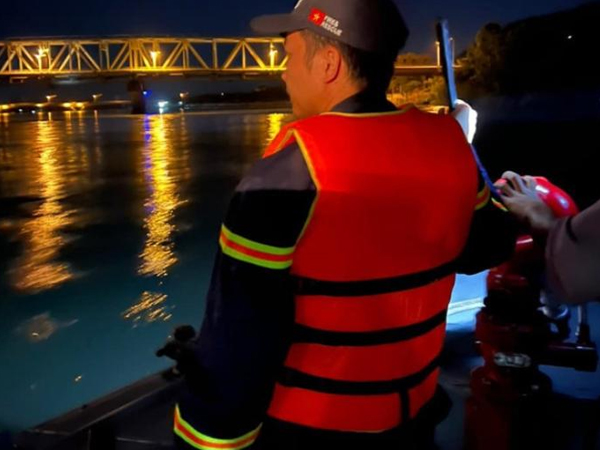 Thanh niên lên cầu Bến Thủy rồi làm điều dại dột, mẩu giấy để lại gây chú ý