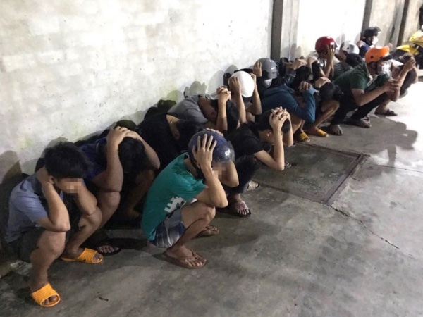 Nhóm 'quái xế' lạng lách đánh võng mừng sinh nhật đàn anh