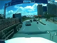Xe con xoay ngang trên đường vì va chạm sau pha nhập làn gây phẫn nộ