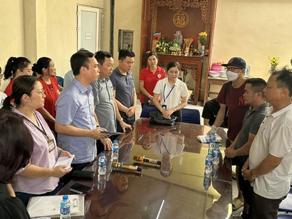 Vụ cháy nhà trong ngõ Thổ Quan khiến 3 người tử vong: Người thân khóc ngất khi vừa về Hà Nội