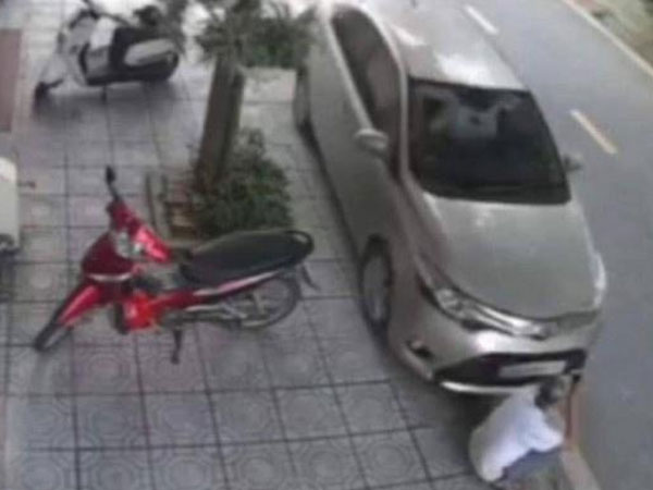 Bị ô tô đâm tử vong khi đang ngồi hóng mát ở vỉa hè