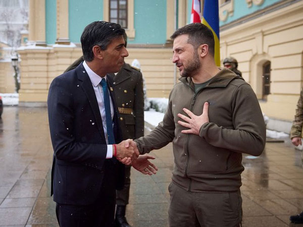 Thủ tướng Anh nói không với việc gửi bom chùm cho Ukraine